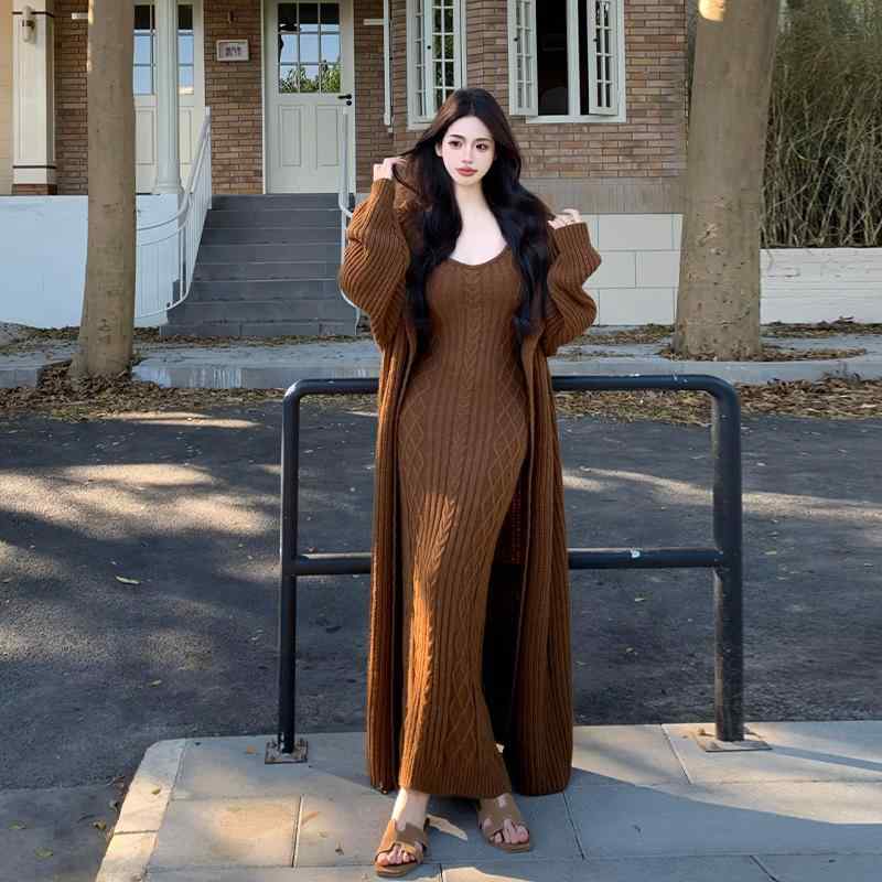 春 コーデ レディース ファッション オシャレ カワイイ   シンプル きれいめ ナチュラル 上品カジュアル 婦人服 レッド セーター スーツ Vネック スカート ロング ニット カーディガン