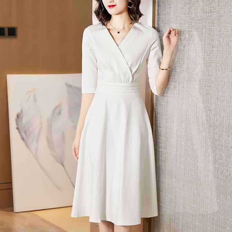 春 コーデ レディース ファッション オシャレ カワイイ シンプル きれいめ ナチュラル 上品カジュアル 婦人服 ホワイト ドレス スリミング Vネック ミディアム丈 Aライン スカート