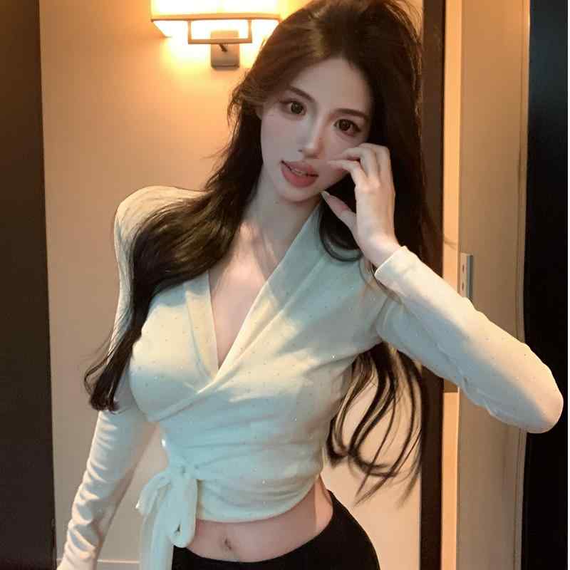 春 コーデ レディース ファッション オシャレ カワイイ シンプル きれいめ ナチュラル 上品カジュアル 婦人服 ストラップ トップス インナーウェア Vネック 長袖 Tシャツ スリム レイヤリング