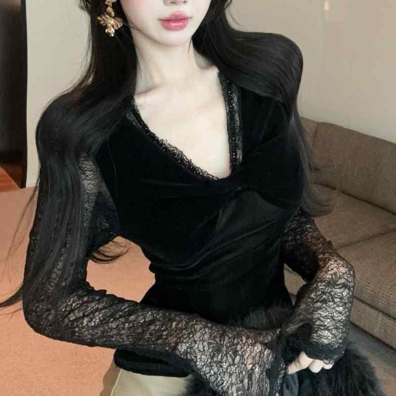 春 コーデ レディース ファッション オシャレ カワイイ シンプル きれいめ ナチュラル 上品カジュアル 婦人服 フレンチ セクシー Vネック ブラック レース ベルベット レイヤリング シャツ スリム トップス