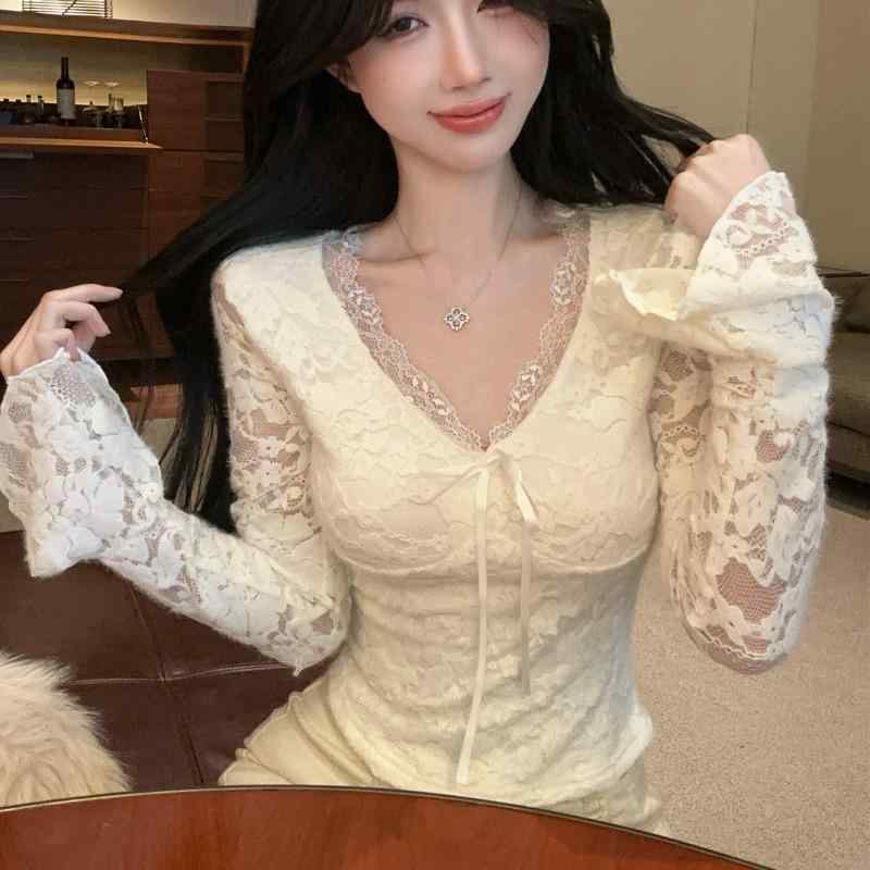 春 コーデ レディース ファッション オシャレ カワイイ シンプル きれいめ ナチュラル 上品カジュアル 婦人服 白 Vネック 長袖 Tシャツ レイヤリング レース インナートップ