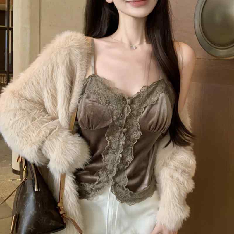 春 コーデ レディース ファッション オシャレ カワイイ シンプル きれいめ ナチュラル 上品カジュアル 婦人服 フレンチ風 スタイル スウィート クラシック レース ベルベット Vネック キャミソール インナーウェア レイヤリング トップス
