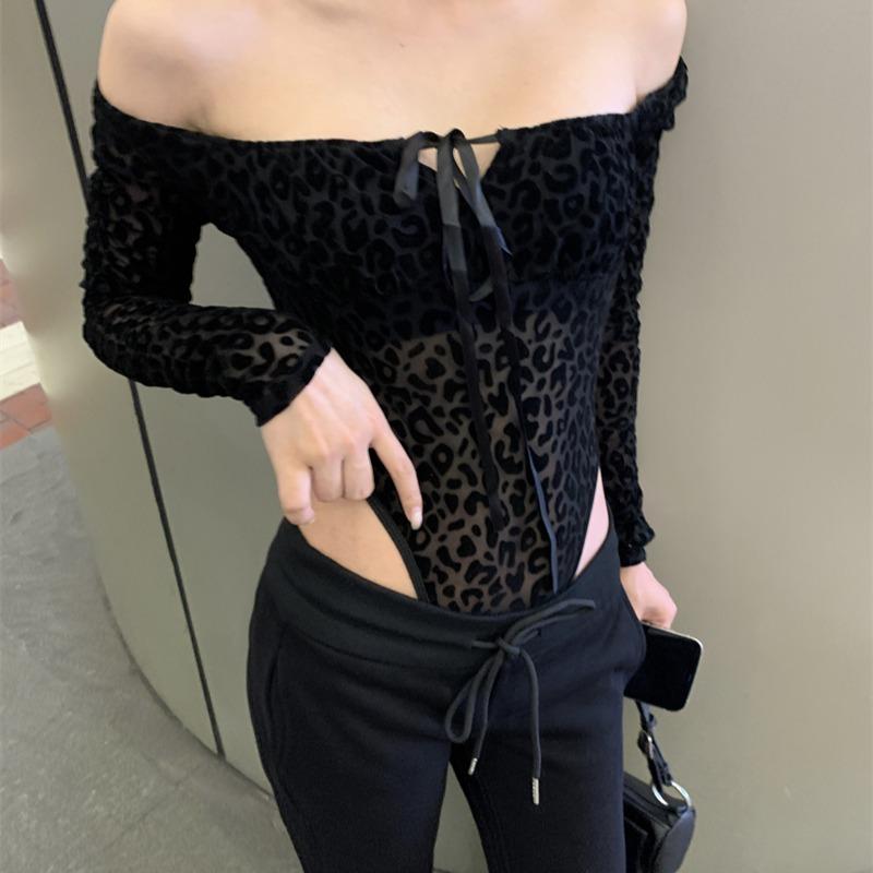 春 コーデ レディース ファッション オシャレ カワイイ シンプル きれいめ ナチュラル 上品カジュアル 婦人服 ヒョウ柄 ジャンプ スーツ 長袖 トップス ネック ライン デコルテ レイヤリング シャツ