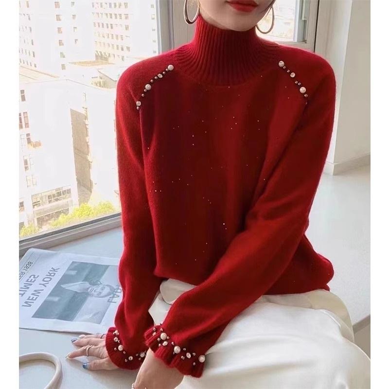 春 コーデ レディース ファッション オシャレ カワイイ シンプル きれいめ ナチュラル 上品カジュアル 婦人服 フレンチ クラシック レッド タートルネック ビーズ トランペット スリーブ セーター