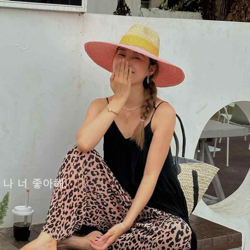 春 コーデ オシャレ 小物 アイテム レディース 夏 カジュアル カラーマッチング ピンク つば広 麦わら帽子 ジャズ ハット アウトドア