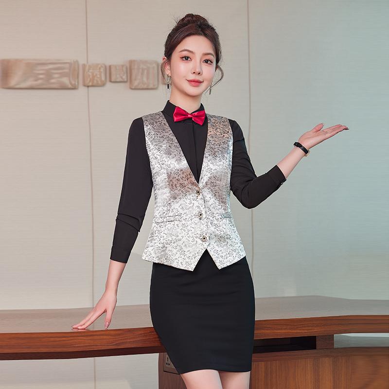春 コーデ レディース ファッション オシャレ カワイイ シンプル きれいめ ナチュラル 上品カジュアル 婦人服 ホテル ユニフォーム フロントデスク ウェイター