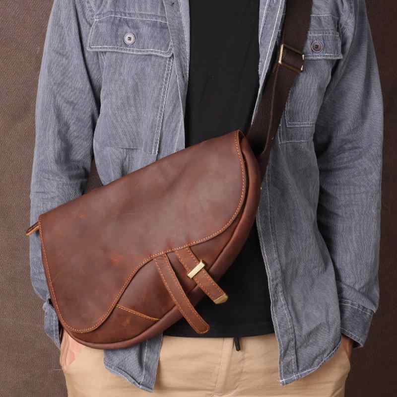 メンズ 鞄 カバン バック ファッション オシャレ アイテム 小物 レザー メンズ メッセンジャー バッグ 大容量 レトロ 牛革 サドル バッグ アウトドア レジャー 革 チェスト バッグ 8,122円