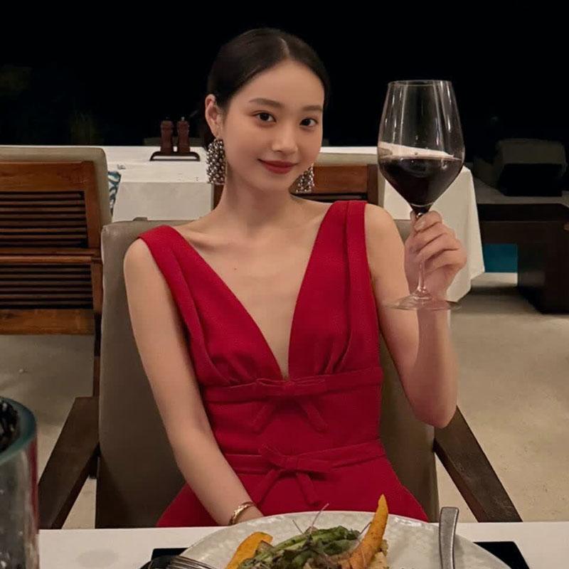 誕生日 寄りあい お召しもの ハイエンド 軽さ 気が大きい 寄りあい Vのど首 赤 衣装
