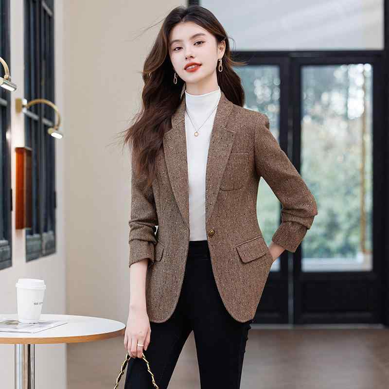 春 コーデ レディース 流行り物 オシャレ カワイイ   分かりやすい 好いたらしいめ 自然的 雅びやか心地よい お上さん服 赤銅色 背広 上衣 か細い填まる トップス 通い用