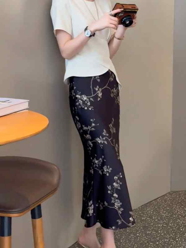 レディース ファッション 服 オシャレ カワイイ シンプル 大人カワイイ 大きいサイズ 花柄 黒 スリムフィット ヒップ カバー Aライン スカート 秋 ロング
