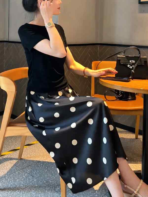 レディース ファッション 服 オシャレ カワイイ シンプル 大人カワイイ 大きいサイズ 黒 白 ドット Aライン スカート 秋 ハイウエスト スリム サテン ミドル丈