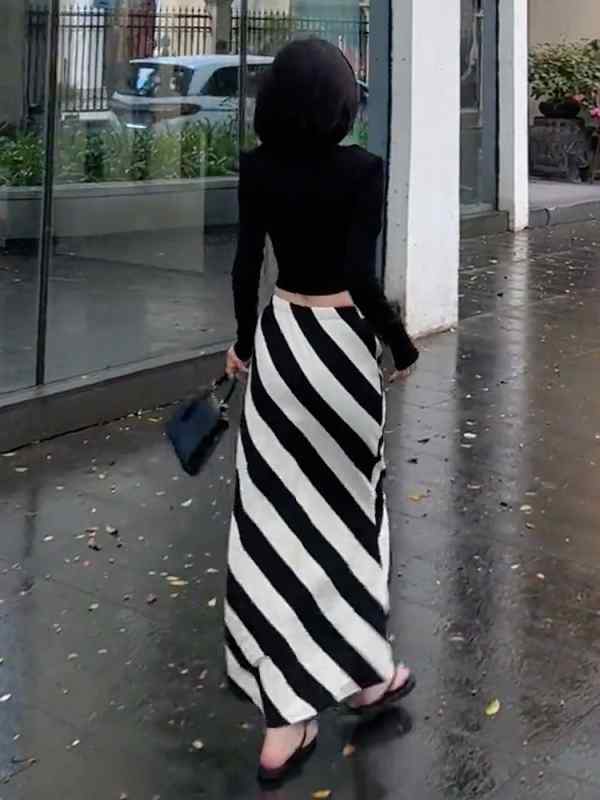 レディース 流行り物 服 オシャレ カワイイ  分かりやすい 成年者カワイイ 気が大きい大きさ   御機嫌酉の方角 心地よい ロング スコート 秋 黒 白 縞模様 ゆったり 御居処 押しかぶせる A生産ライン