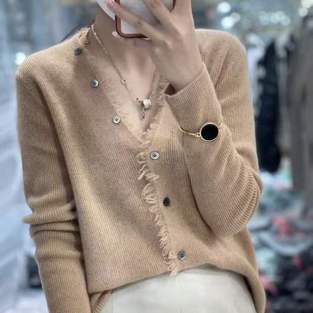春 コーデ レディース ファッション オシャレ カワイイ   シンプル きれいめ ナチュラル 上品カジュアル 婦人服 ボタン タッセル セーター カーディガン Vネック コート スリム アウタートップス