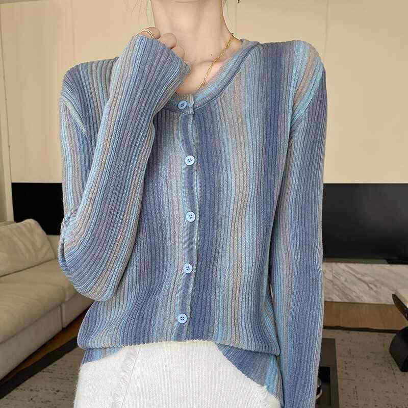 春 コーデ レディース ファッション オシャレ カワイイ シンプル きれいめ ナチュラル 上品カジュアル 婦人服 ニット カーディガン ゆったり スリム ストライプ ラウンドネック セーター グラデーション