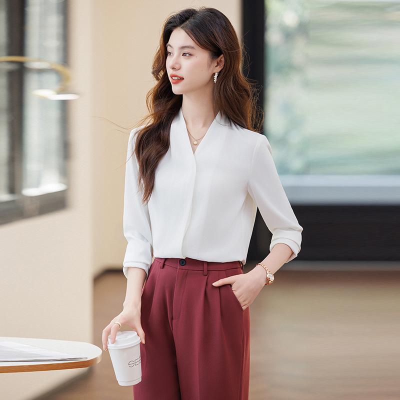 春 コーデ レディース ファッション オシャレ カワイイ シンプル きれいめ ナチュラル 上品カジュアル 婦人服 Vネック シャツ 面接ウェア スーツ 長袖 白