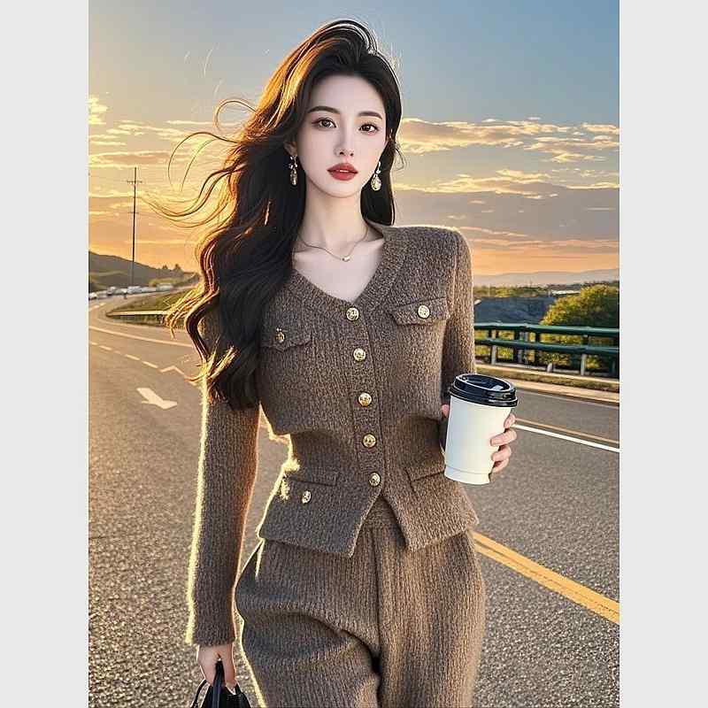 春 コーデ レディース ファッション オシャレ カワイイ シンプル きれいめ ナチュラル 上品カジュアル 婦人服 通勤ウェア ライト ハイエンド 西洋風 ブラウン ニット トップス パンツ スーツ ｜リコット