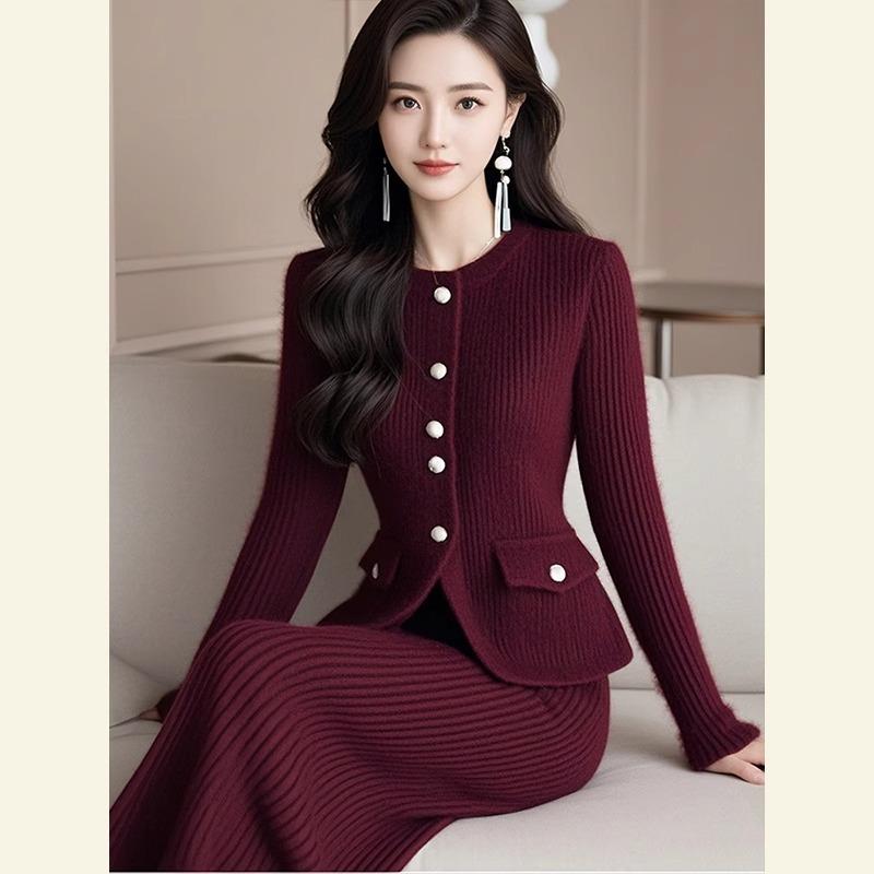 春 コーデ レディース ファッション オシャレ カワイイ シンプル きれいめ ナチュラル 上品カジュアル 婦人服 ハイエンド アンコラ 赤 スーツ セーター ミドル丈 スカート