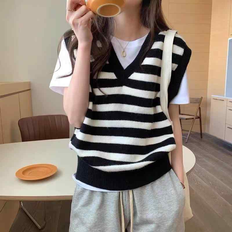 春 コーデ レディース ファッション オシャレ カワイイ シンプル きれいめ ナチュラル 上品カジュアル 婦人服 Vネック ベスト 黒 白 ストライプ ノースリーブベスト セーター アウター チョッキ カジュアル ｜リコット