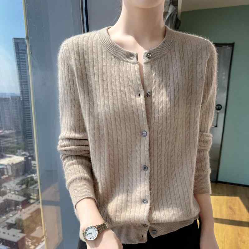 春 コーデ レディース ファッション オシャレ カワイイ シンプル きれいめ ナチュラル 上品カジュアル 婦人服 ウール セーター カーディガン ラウンドネック ツイスト ジャケット ニット トップス ｜リコット