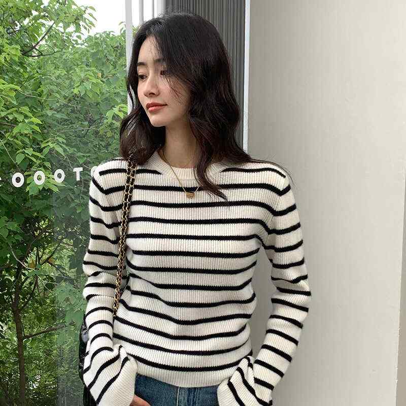 春 コーデ レディース ファッション オシャレ カワイイ シンプル きれいめ ナチュラル 上品カジュアル 婦人服 ベルスリーブ セーター カラーマッチング スリム ウール レイヤリング シャツ 通勤用