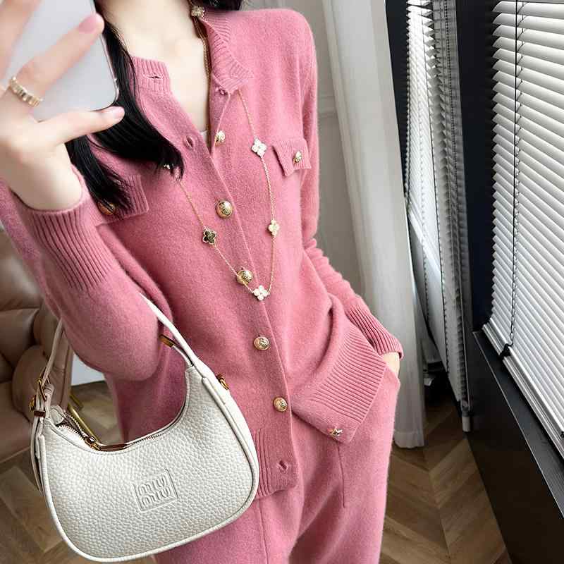 春 コーデ レディース ファッション オシャレ カワイイ シンプル きれいめ ナチュラル 上品カジュアル 婦人服 ウール スーツ ラウンドネック セーター ジャケット ニット カーディガン スウェットパンツ