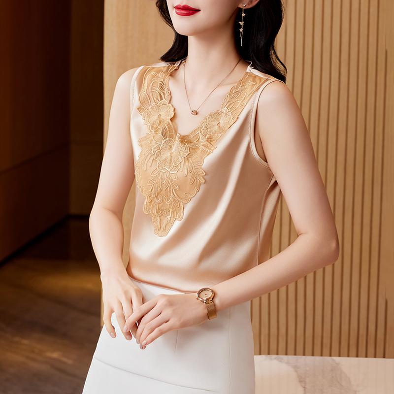 春 コーデ レディース ファッション オシャレ カワイイ シンプル きれいめ ナチュラル 上品カジュアル 婦人服 アセテート サテン ベスト スーツ レース インナートップ ブラウス