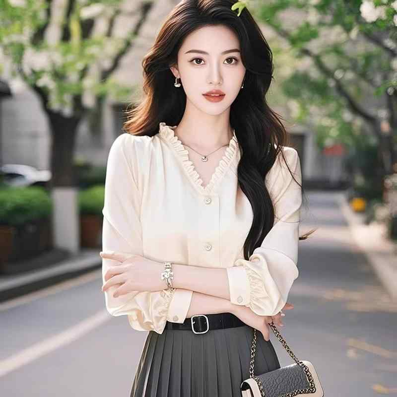 春 コーデ レディース ファッション オシャレ カワイイ シンプル きれいめ ナチュラル 上品カジュアル 婦人服 フリル Vネック ステッチ ホワイト シャツ カジュアル 通勤ウェア