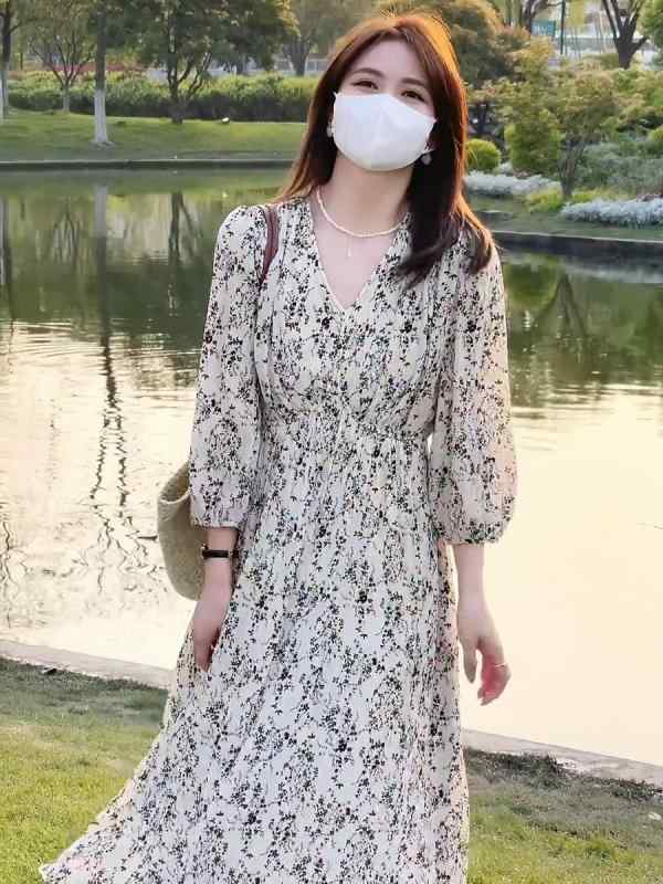 春 コーデ レディース 流行り物 オシャレ カワイイ   分かりやすい 好いたらしいめ 自然的 雅びやか心地よい お上さん服 ハイエンド 花柄 衣装 御機嫌酉の方角 Vのど首 A生産ライン スコート 酉の方角絞り