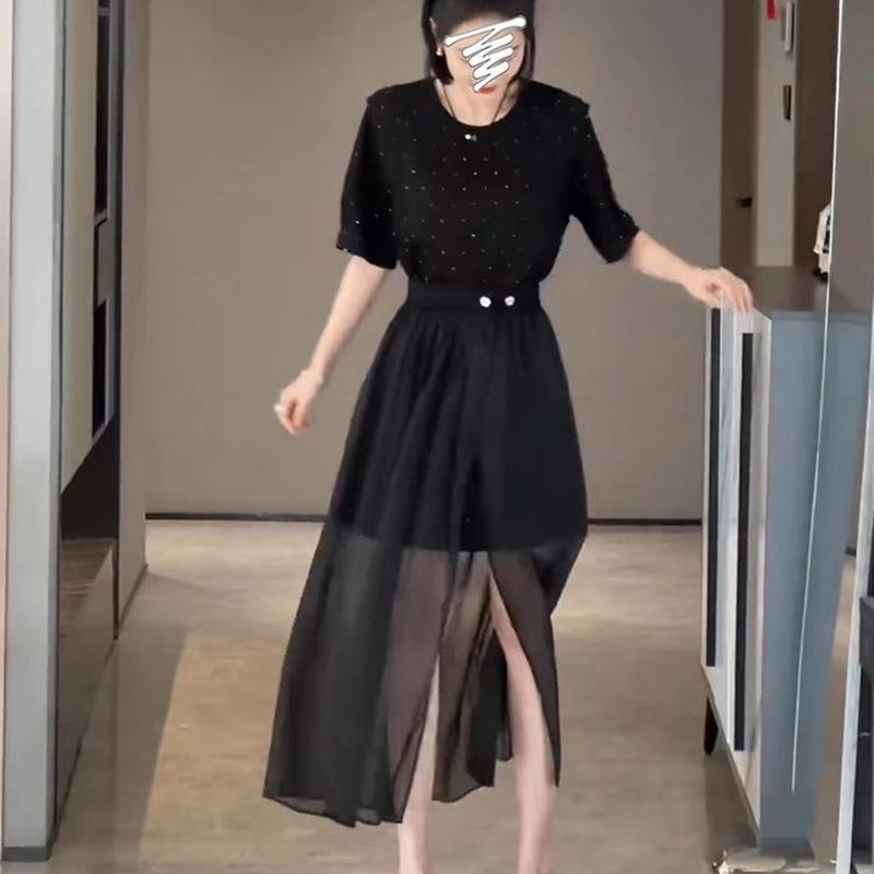春 コーデ レディース ファッション オシャレ カワイイ シンプル きれいめ ナチュラル 上品カジュアル 婦人服 ブラックメッシュ スカート スタイリッシュ 夏 ステッチ Tシャツ