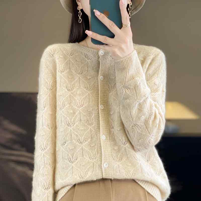 春 コーデ レディース ファッション オシャレ カワイイ シンプル きれいめ ナチュラル 上品カジュアル 婦人服 ラウンドネック ウール セーター カーディガン ボタン ニット ジャケット ボトムス 大きいサイズ