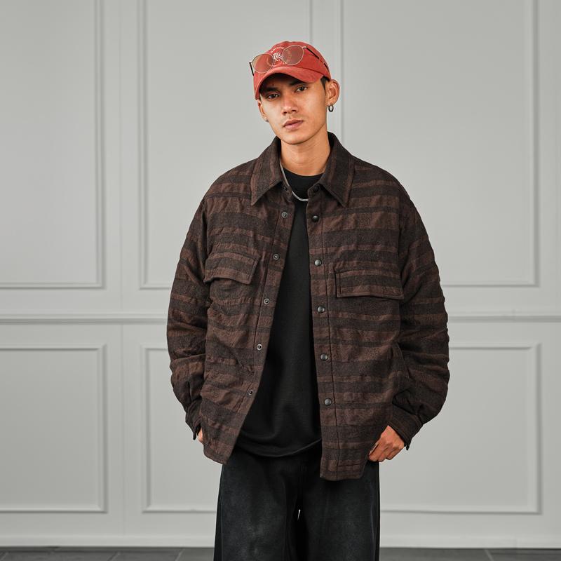 春 コーデ メンズ 用 服 シンプル ファッション オシャレ 大人 かっこいい 紳士服 ウール ダウン シャツ ジャケット ストライプ プリーツ カジュアル 通勤スタイル ね着コーデ ゆったりシルエット 軽アウター｜リコット