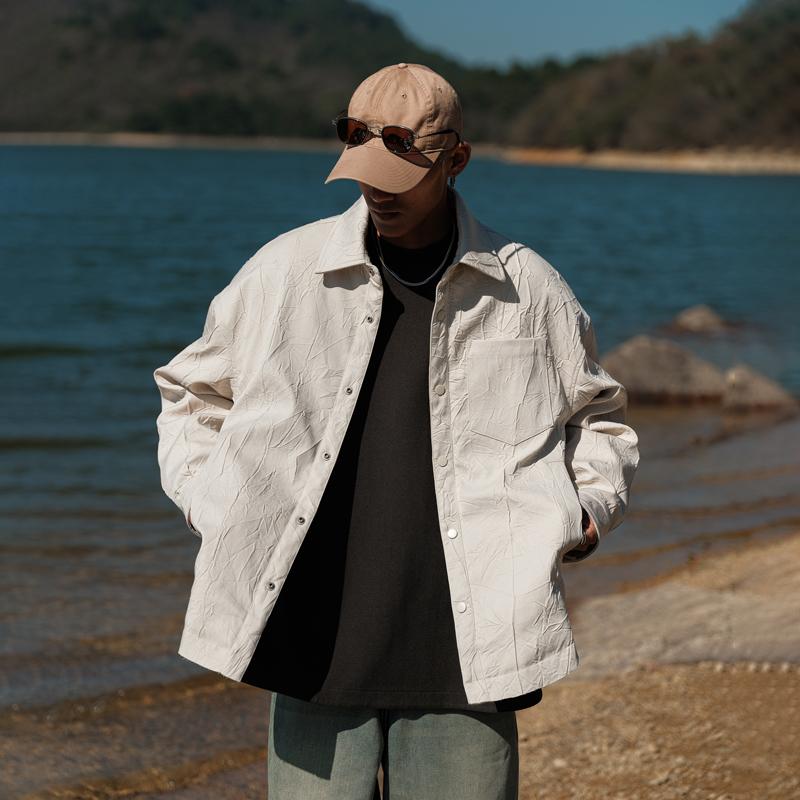 春 コーデ メンズ 用 服 シンプル ファッション オシャレ 大人 かっこいい 紳士服 ゆったり ジャケット プリーツ ワークウェア ホワイトダックダウン 秋 カジュアル 通勤スタイル ね着コーデ ゆったりシルエット 軽アウター