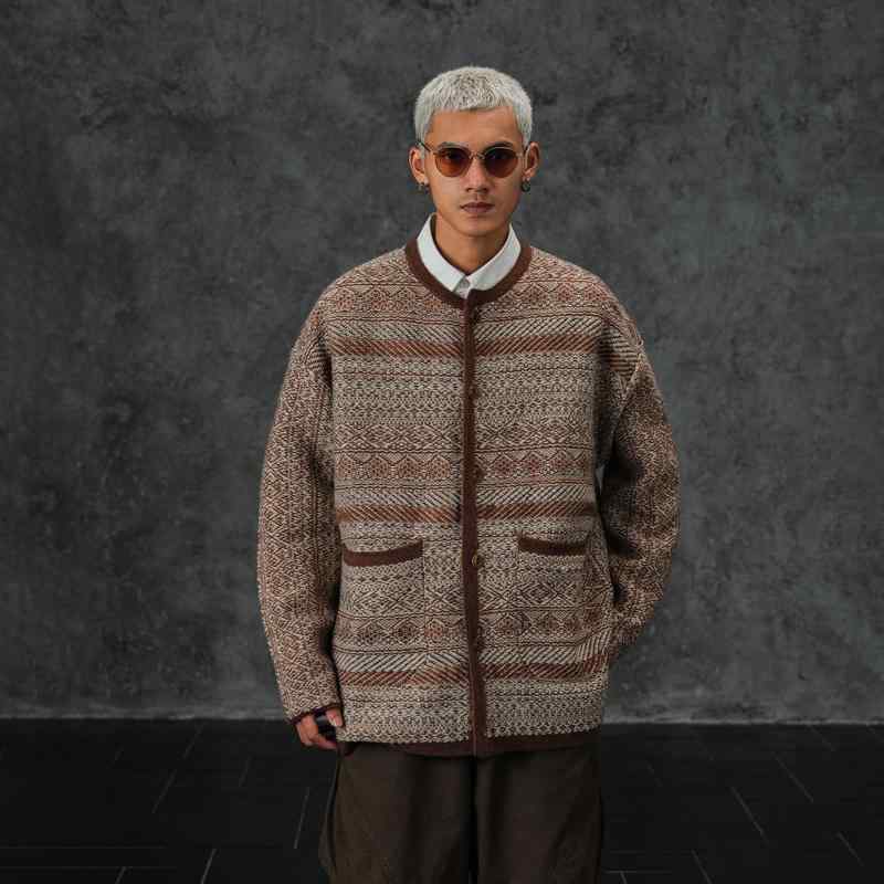 春 コーデ メンズ 用 服 シンプル ファッション オシャレ 大人 かっこいい 紳士服 ニット カーディガン コート ラウンドネック セーター ストライプ カジュアル 通勤スタイル ね着コーデ ゆったりシルエット 軽アウター