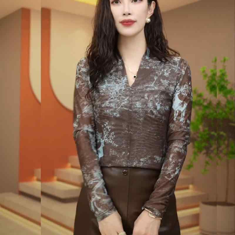 春 コーデ レディース ファッション オシャレ カワイイ シンプル きれいめ ナチュラル 上品カジュアル 婦人服 ハイエンド Vネック メッシュ 長袖 Tシャツ スリム レイヤリング プリント トップス