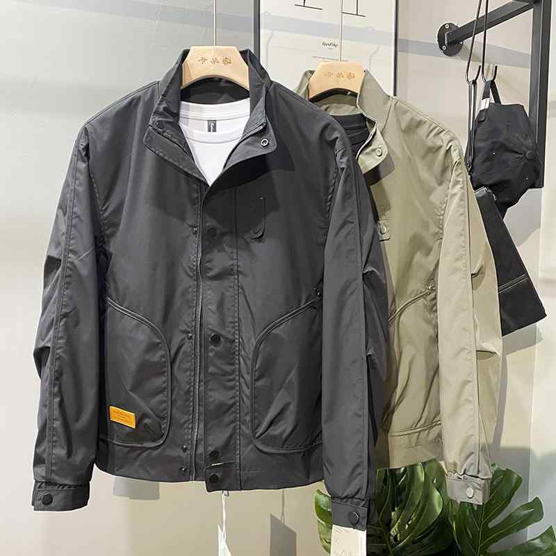 春 コーデ メンズ 用 服 シンプル ファッション オシャレ 大人 かっこいい 紳士服 カジュアル スタンドカラー ジャケット 無地 ワークウェア 春秋 カジュアル 通勤スタイル 重ね着コーデ ゆったりシルエット 軽アウター