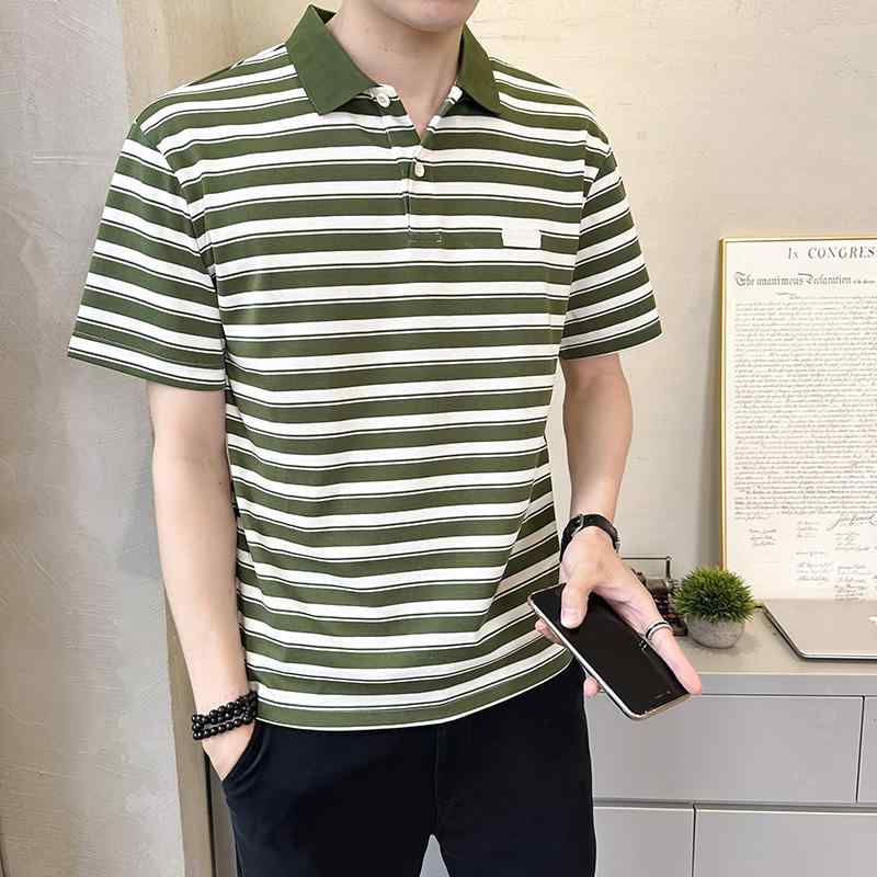 春 コーデ メンズ 用 服 シンプル ファッション オシャレ 大人 かっこいい 紳士服 半袖 通気性 コットン ストライプ 夏 ポロシャツ カジュアル 通勤スタイル 重ね着コーデ ゆったりシルエット さらっと着 普段使い