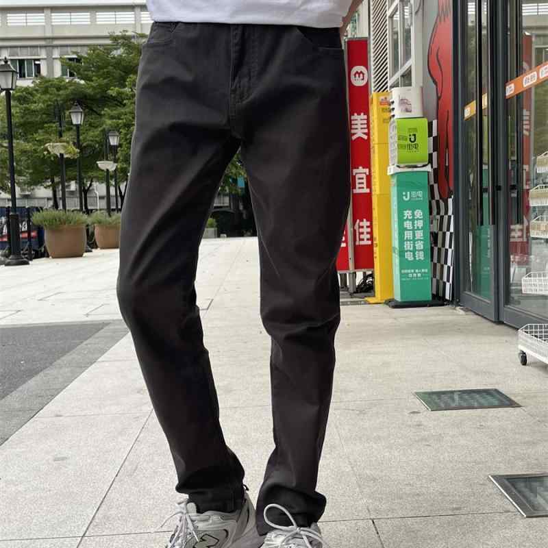 春 コーデ メンズ 用 服 シンプル 大人 紳士服 アメリカン ストリート カジュアル デニム パンツ ダーク グレー スリムフィット カジュアル 通勤スタイル 重ね着コーデ ゆったりシルエット 快適フィット 動きやすい デイリー