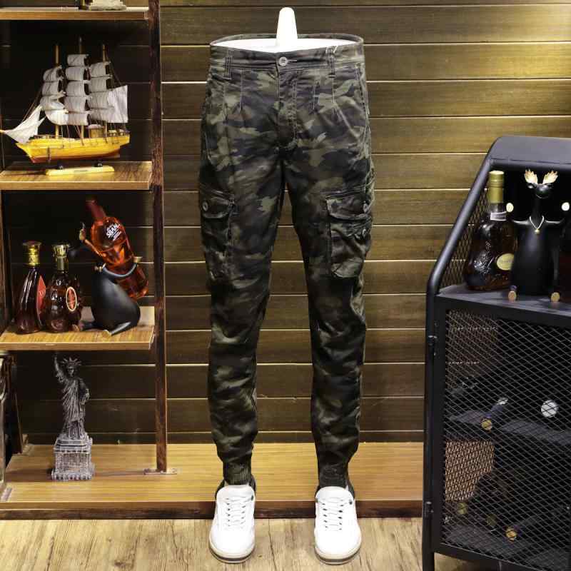 春 コーデ メンズ 用 服 シンプル 大人 紳士服 アウトドア マルチ ポケット 迷彩 ジーンズ パンツ カジュアル ミリタリーファン カジュアル 通勤スタイル 重ね着コーデ ゆったりシルエット 快適フィット 動きやすい デイリー
