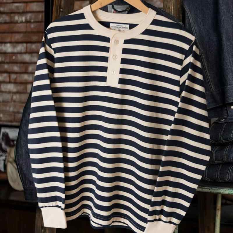 春 コーデ メンズ 用 服 分かりやすい 流行り物 オシャレ 成年者 成人男性服 アメリカン 長袖 ヘンリー首っ玉 綿織物 プルオーバー 縞模様 カーキ 秋  心地よい 通い表現スタイル 重ね着コーデ ゆったり影ぼうし さらっと着 普段使い