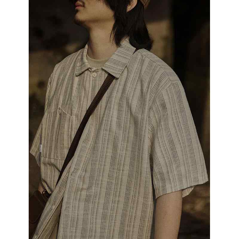 春 コーデ メンズ 用 服 シンプル ファッション オシャレ 大人 かっこいい 紳士服 カジュアル ゆったり 半袖 快適 シャツ ストライプ カーキ 夏 カジュアル 通勤スタイル 重ね着コーデ ゆったりシルエット さらっと着 普段使い