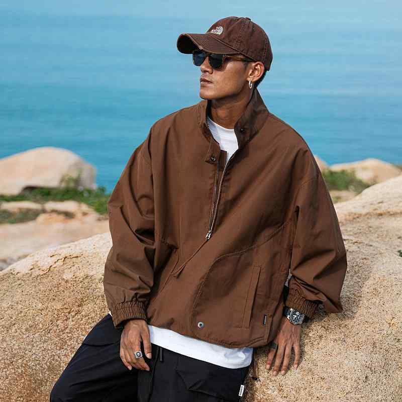 春 コーデ メンズ 用 服 シンプル ファッション オシャレ 大人 かっこいい 紳士服 カジュアル プルオーバー スタンドカラー ジャケット ジッパー 秋 カジュアル 通勤スタイル 重ね着コーデ ゆったりシルエット 軽アウター｜リコット