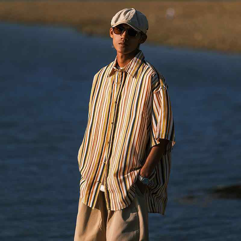 春 コーデ メンズ 用 服 分かりやすい 流行り物 オシャレ 成年者 かっこいい 成人男性服 アメリカン 半袖 プルオーバー 縞模様 ハイエンド 夏  心地よい 通い表現スタイル 重ね着コーデ ゆったり影ぼうし さらっと着 普段使い