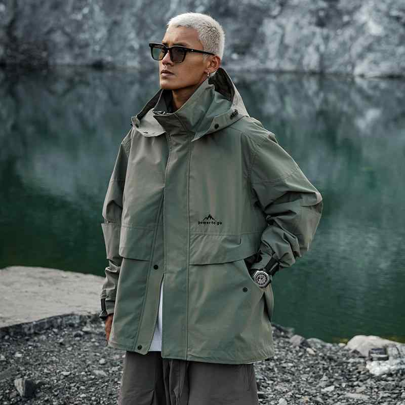 春 コーデ メンズ 用 服 シンプル ファッション オシャレ 大人 かっこいい 紳士服 アウトドア 登山 フード付き ジャケット 防風 春秋 カジュアル 通勤スタイル 重ね着コーデ ゆったりシルエット 軽アウター