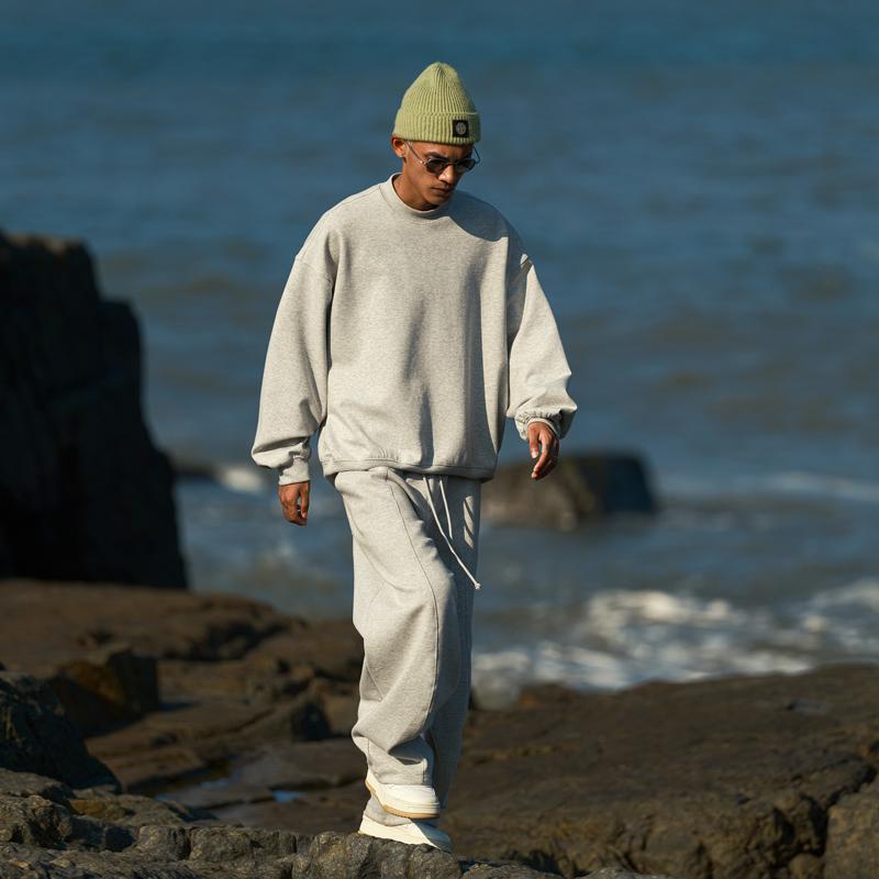 春 コーデ メンズ 用 服 分かりやすい 流行り物 オシャレ 成年者 かっこいい 成人男性服 ラウンドのど首 無地 年月 トレーナー  心地よい 通い表現スタイル 重ね着コーデ ゆったり影ぼうし さらっと着 普段使い