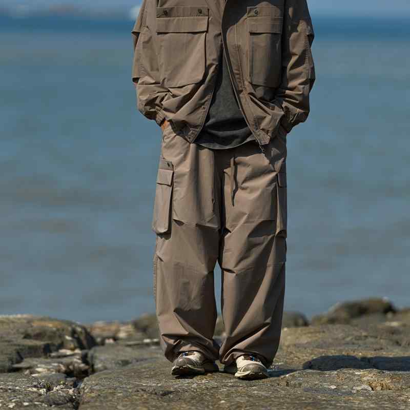 春 コーデ メンズ 用 服 シンプル ファッション 大人 紳士服 アメリカン アウトドア スポーツ カジュアル ポケット パンツ 秋山大 カジュアル 通勤スタイル 重ね着コーデ ゆったりシルエット 快適フィット 動きやすい デイリー｜リコット