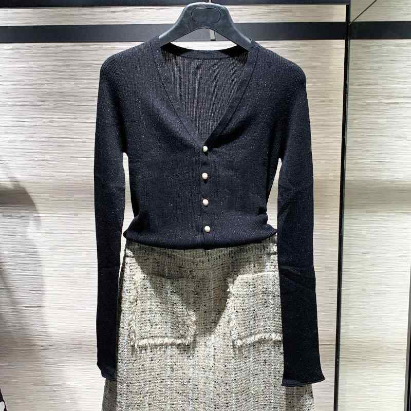春 コーデ レディース ファッション オシャレ カワイイ シンプル きれいめ ナチュラル 上品カジュアル 婦人服 ホワイト カラー スリム Vネック ウール ニット ブラック カーディガン コート