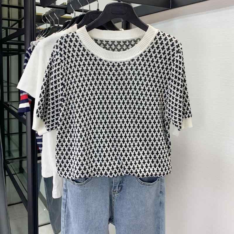 春 コーデ レディース ファッション オシャレ カワイイ シンプル きれいめ ナチュラル 上品カジュアル 婦人服 ホワイト カラー 夏 Tシャツ ラウンドネック チェック柄 セーター 半袖 トップス の商品写真