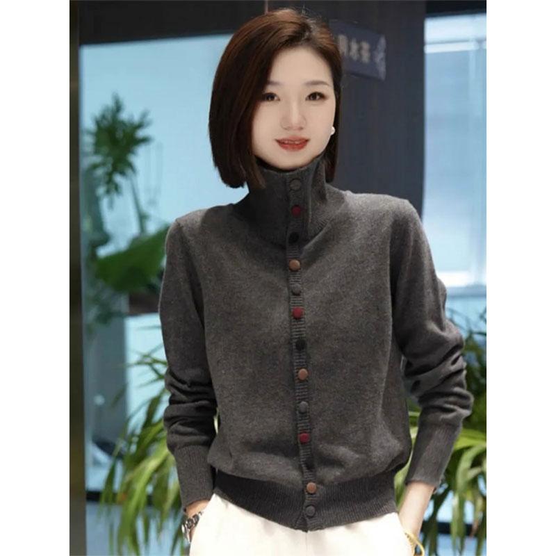 春 コーデ レディース ファッション オシャレ カワイイ シンプル きれいめ ナチュラル 上品カジュアル 婦人服 タートルネック カラフル ボタン付き セーター ハイエンド スタイリッシュ ジャケット