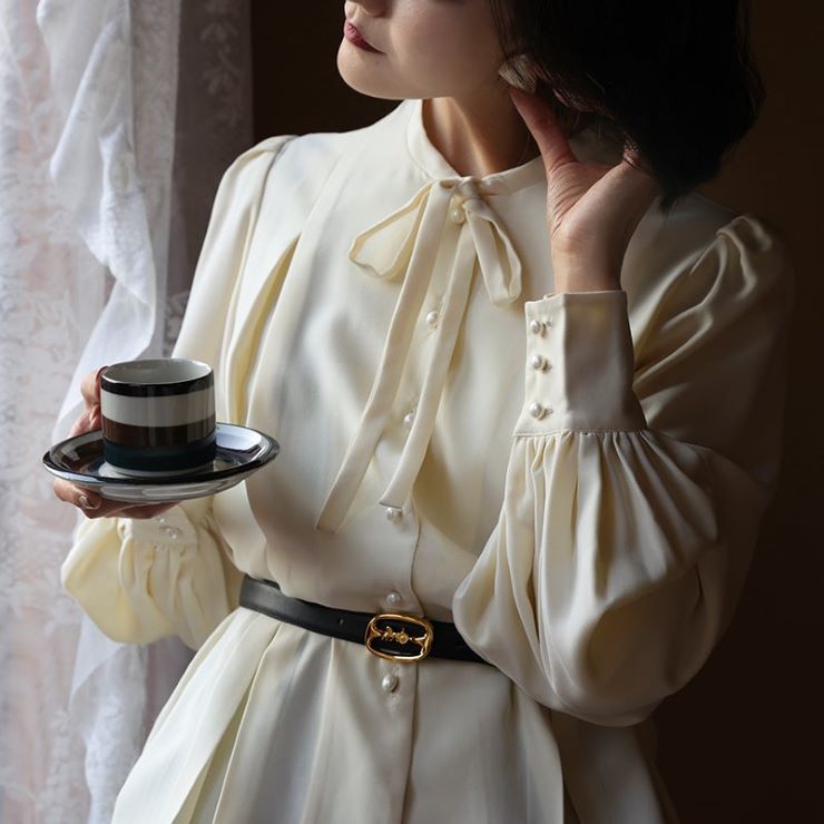 リボンパールブラウス ■ シャツ ブラウス トップス セレブ オフィス blouse OL 通勤 かわいい 大人 レディース 長袖 無地 秋 冬