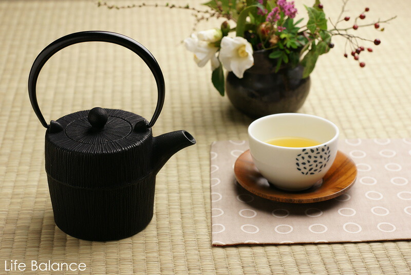 楽天市場】南部鉄瓶 南部鉄器 岩鋳 湯沸し鉄瓶 直火可藍花 朝日 黒
